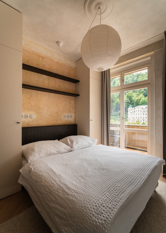 Apartmán 2KB – ložnice s výhledem na lázeňskou architekturu