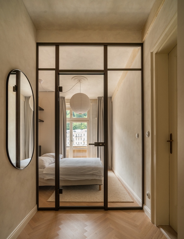 Apartmán 2KB – ložnice oddělená skleněnou stěnou