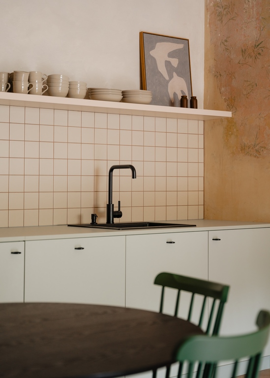 Apartmán 2KB – kuchyňská linka s designovým detailem