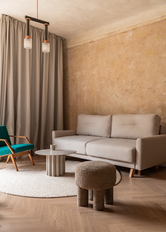 Apartmán 2KB – obývací pokoj s pohovkou a designovým nábytkem