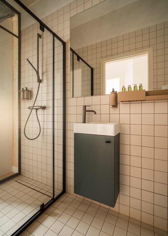 Apartmán 2KK – stylová koupelna se sprchovým koutem