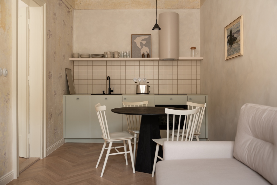 Apartmán 2KK – plně vybavená kuchyň s jídelním stolem
