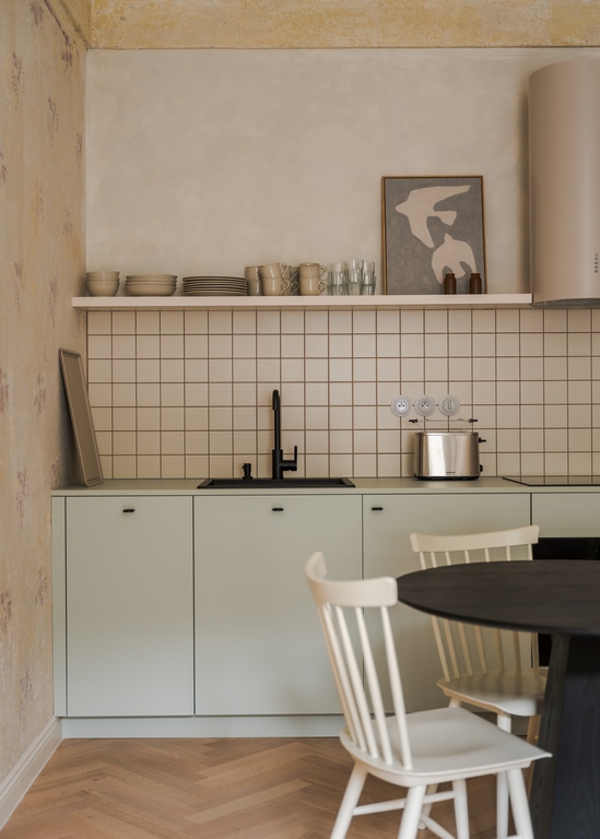 Apartmán 2KK – detail kuchyňské linky s mosaznou dlažbou