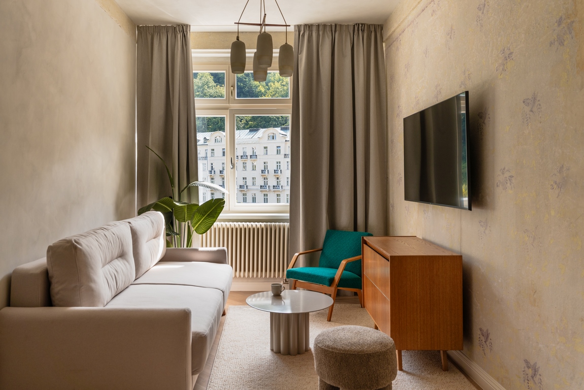 Apartmán 2KK – obývací pokoj s výhledem na lázeňskou kolonádu